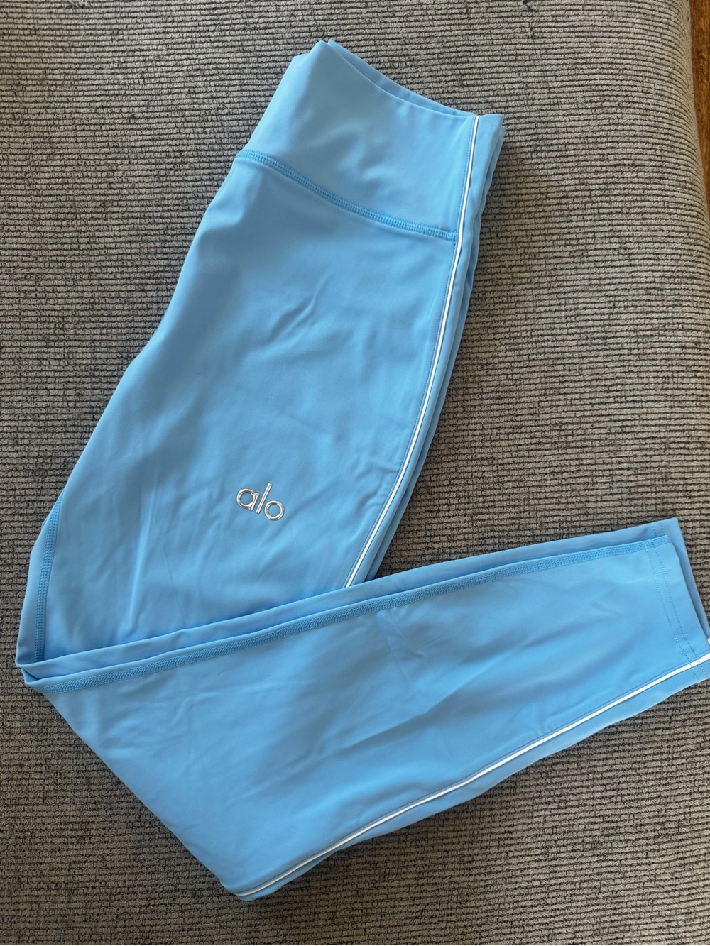 ALO Yoga Sky Blue Sports Bra and Leggings Set - Picture 2 of 4
